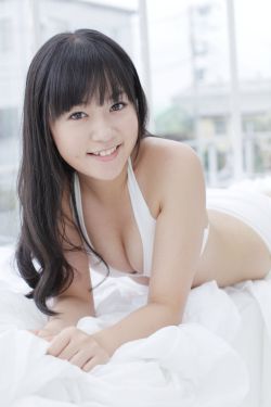 美女脱内衣露出奶